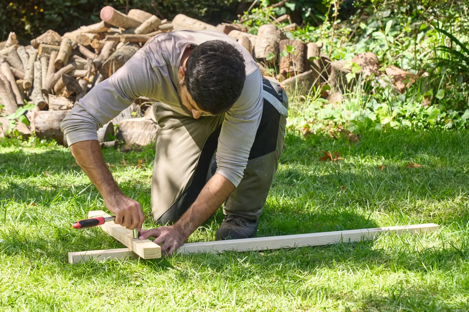 Etap czwarty tworzenia koziołka do cięcia drewna.