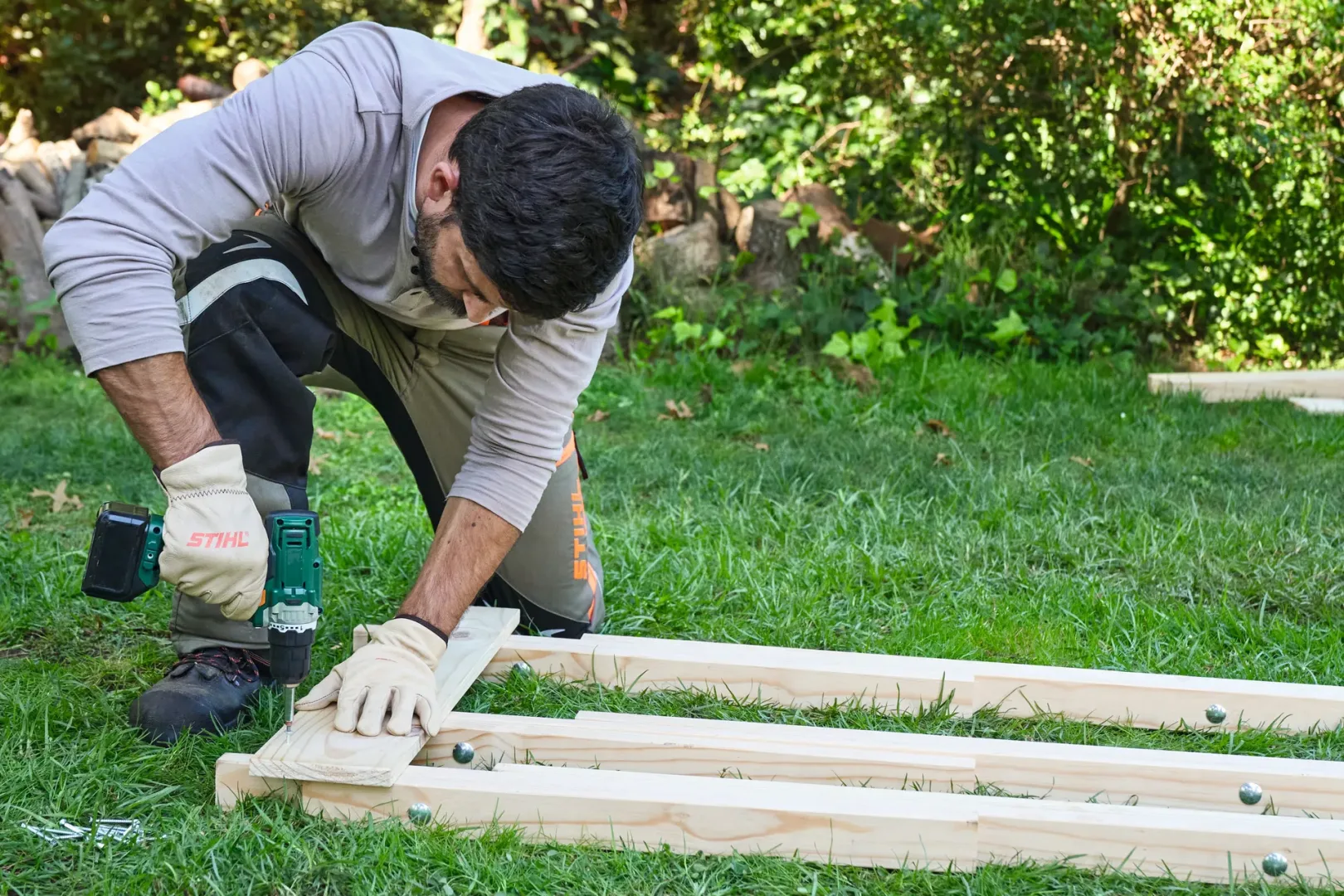 Etap piąty tworzenia koziołka do cięcia drewna.
