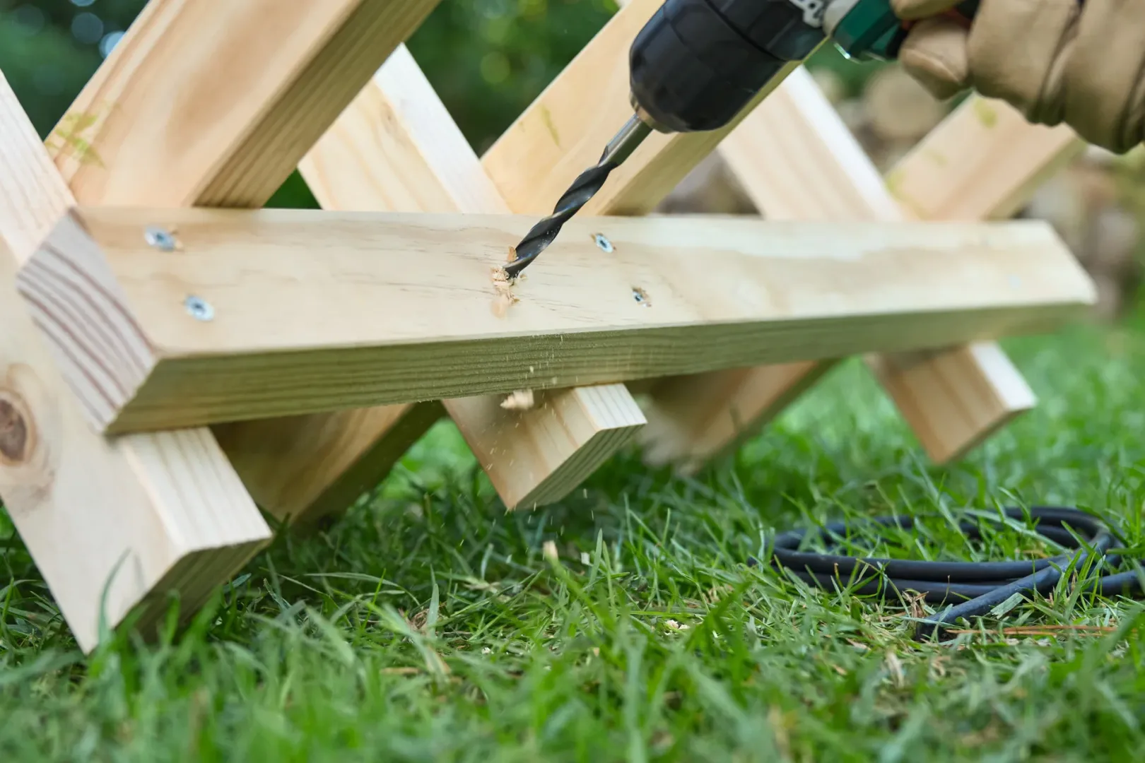 Etap szósty tworzenia koziołka do cięcia drewna.