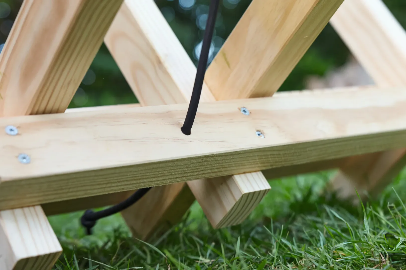 Etap siódmy tworzenia koziołka do cięcia drewna.