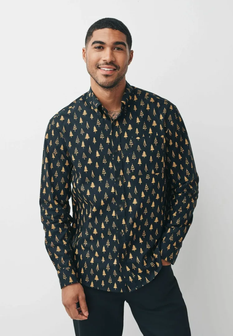 Jak ubrać się na święta? Na zdjęciu koszula marki Next.