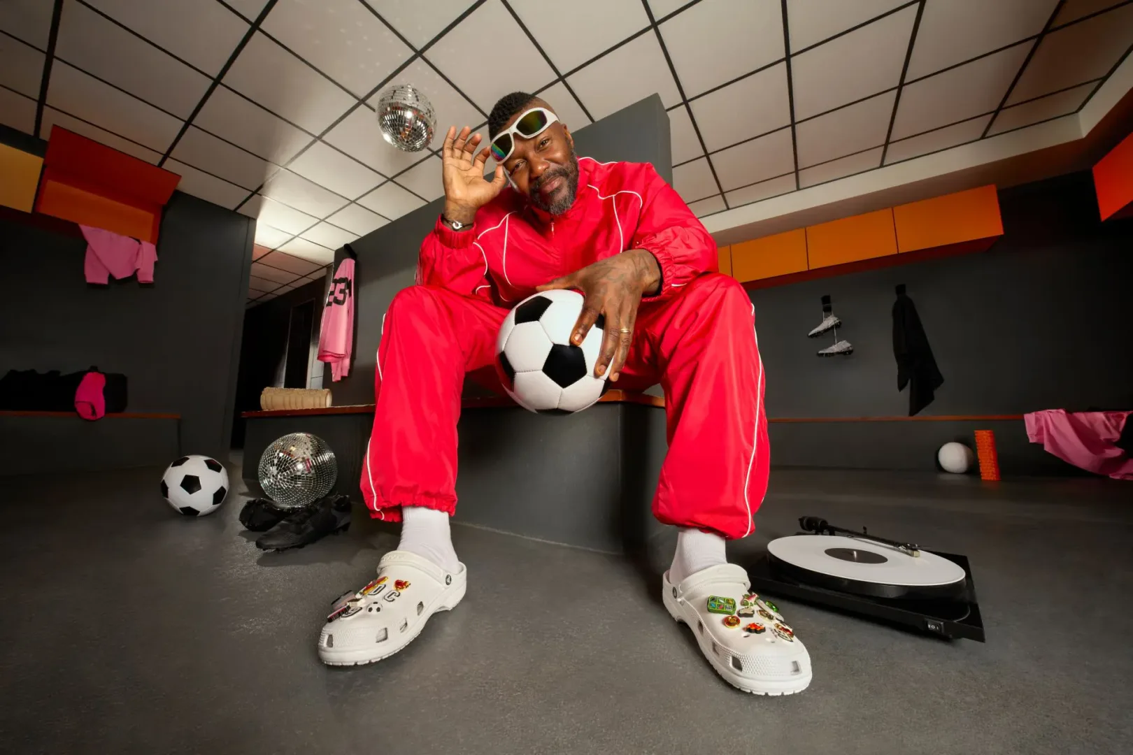 Crocs nawiązuje współpracę z Danielem Sturridgem, Lukasem Podolskim i Djibrilem Cissé, tworząc kampanię „Play Hard. Rest Easy.".