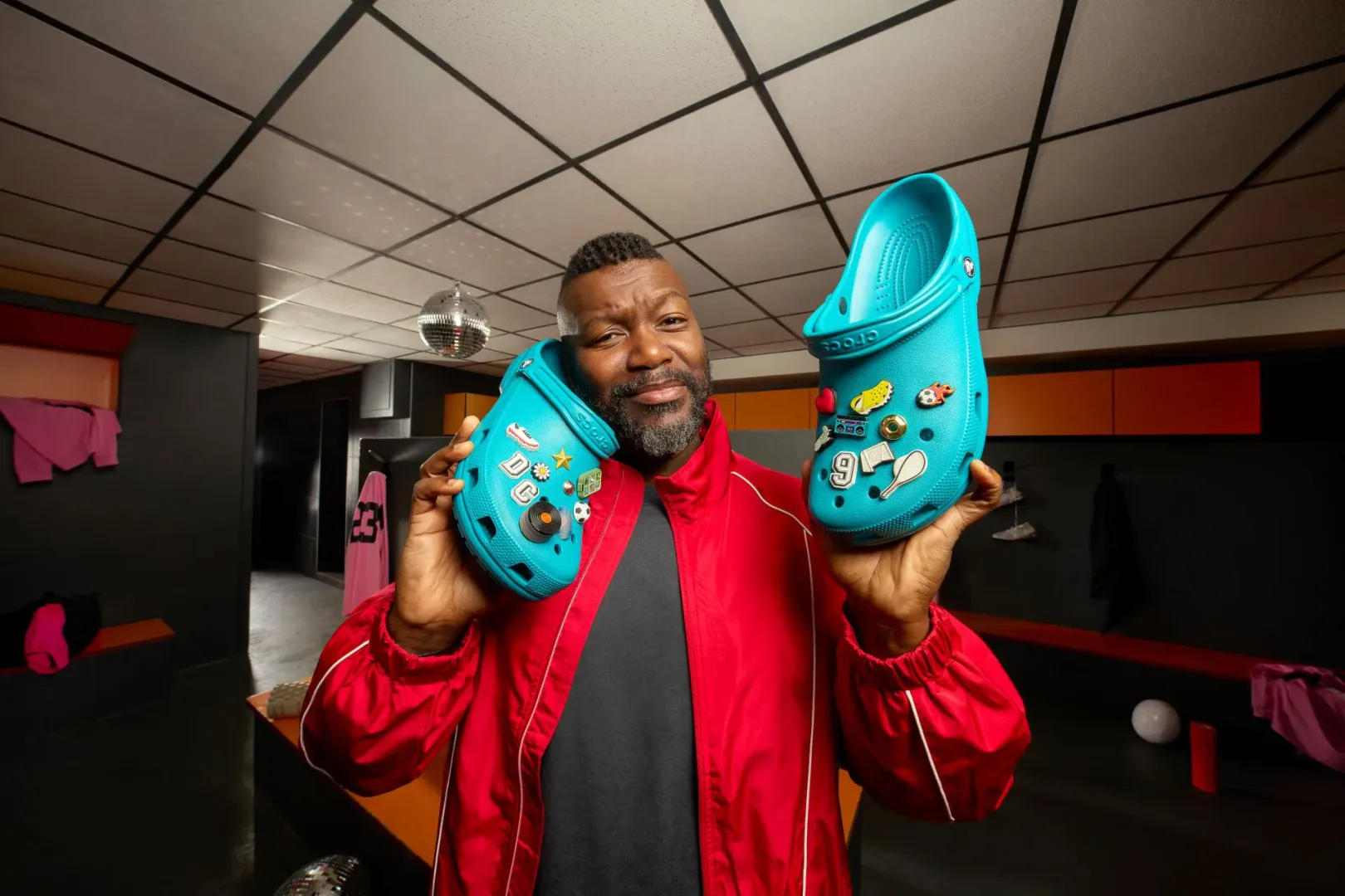 Crocs nawiązuje współpracę z Danielem Sturridgem, Lukasem Podolskim i Djibrilem Cissé, tworząc kampanię „Play Hard. Rest Easy.".