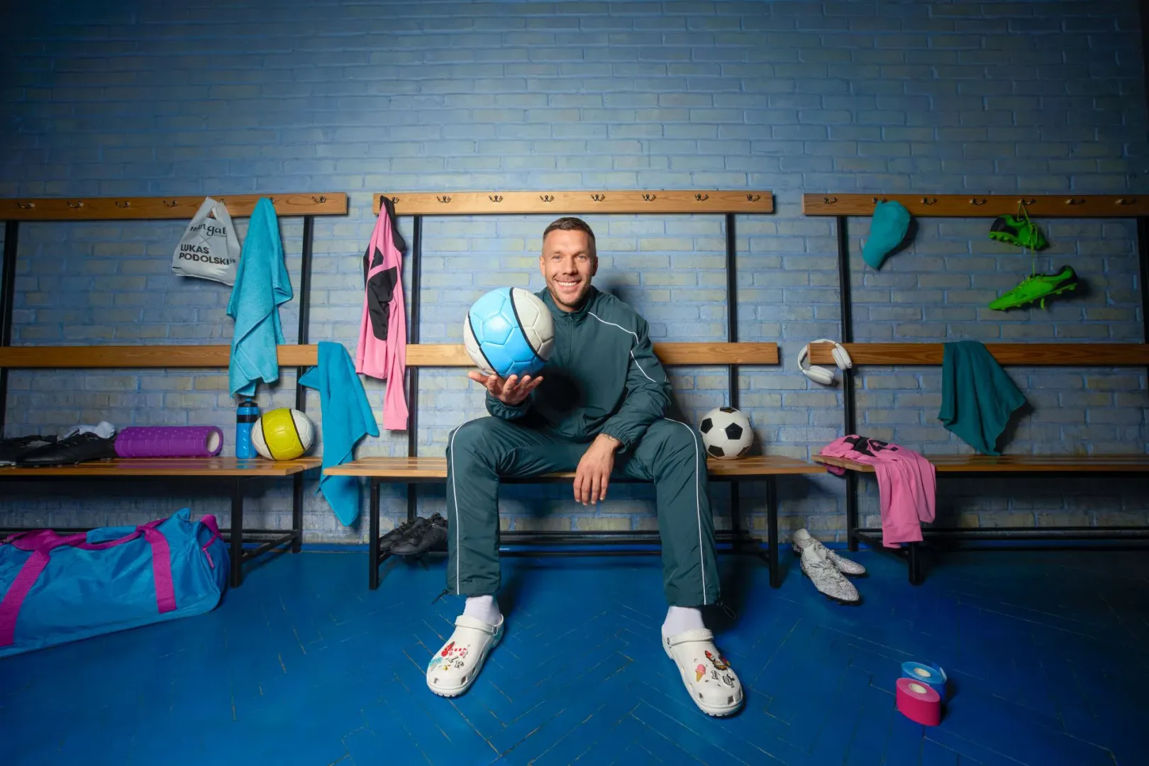 Crocs nawiązuje współpracę z Danielem Sturridgem, Lukasem Podolskim i Djibrilem Cissé, tworząc kampanię „Play Hard. Rest Easy.".