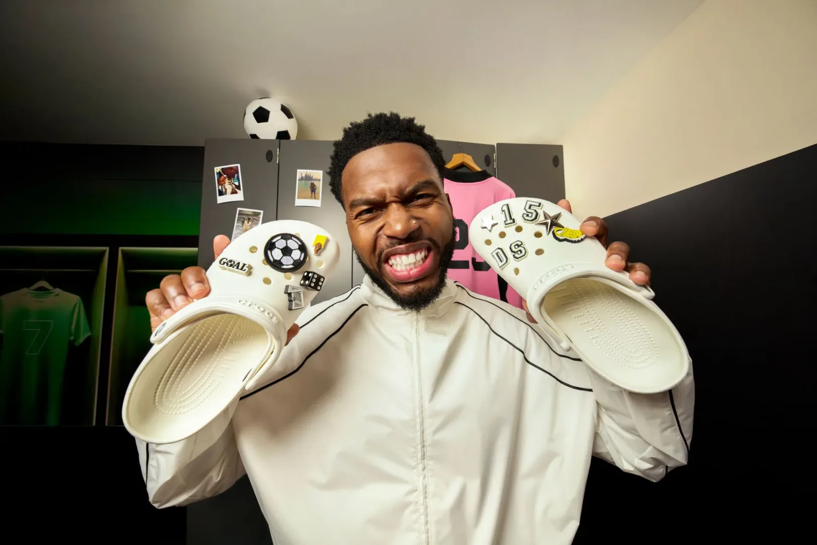 Crocs nawiązuje współpracę z Danielem Sturridgem, Lukasem Podolskim i Djibrilem Cissé, tworząc kampanię „Play Hard. Rest Easy.".