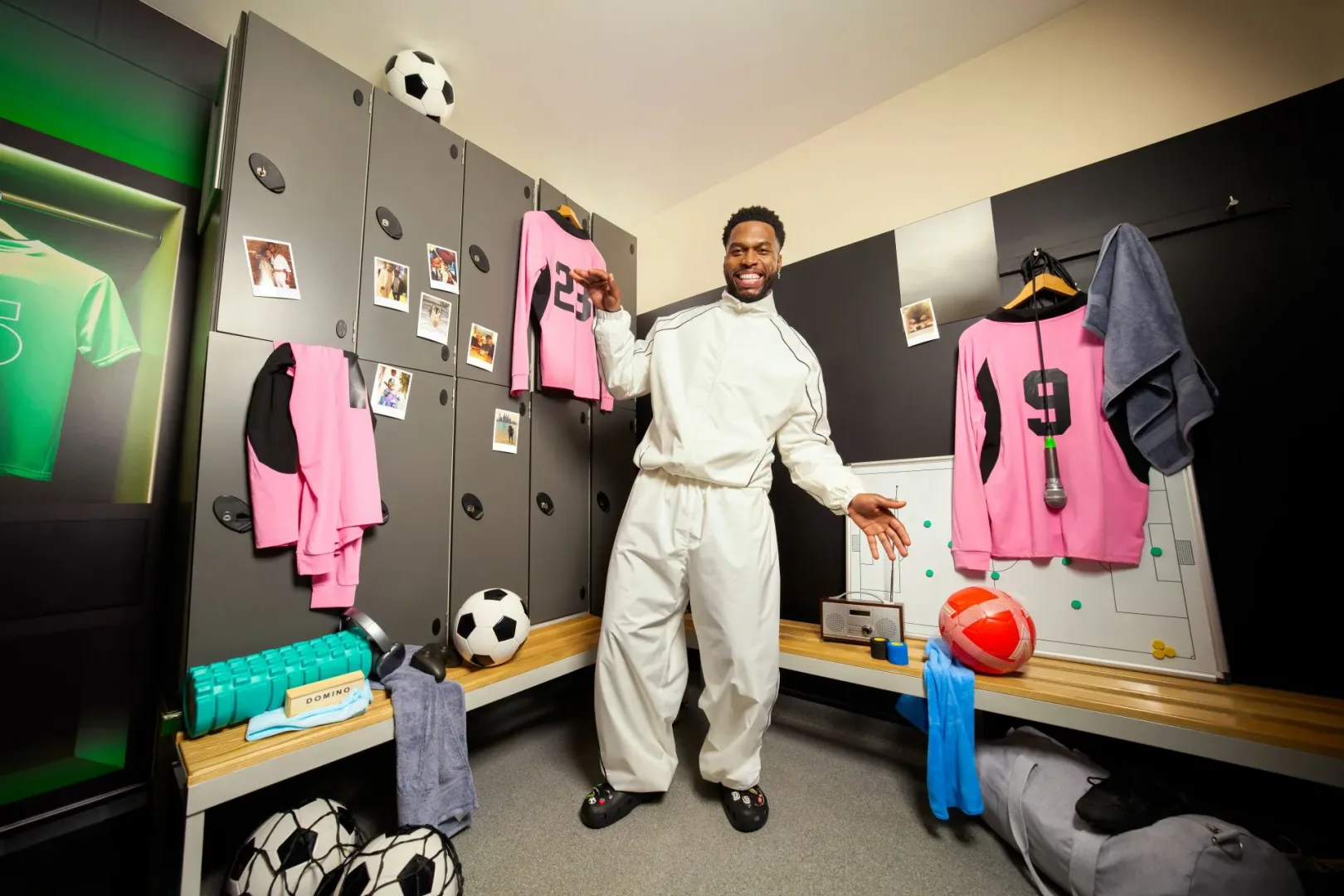 Crocs nawiązuje współpracę z Danielem Sturridgem, Lukasem Podolskim i Djibrilem Cissé, tworząc kampanię „Play Hard. Rest Easy.".