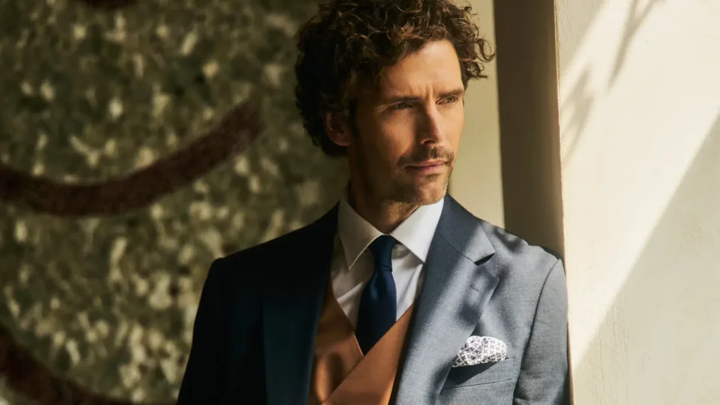 Jak znaleźć dobry sklep z garniturami? Fot. Pakolorente.