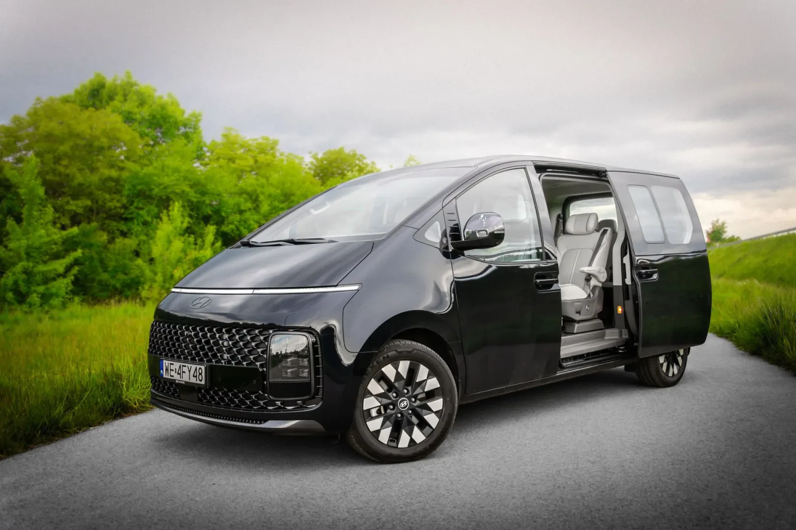 Test Hyundai Staria 1.6. Czy Polacy kupią ten rodzinny van? Hyundai Staria 1.6 T-GDI HEV 2025. Fot.: Ernest Dragan / MenWorld.pl.