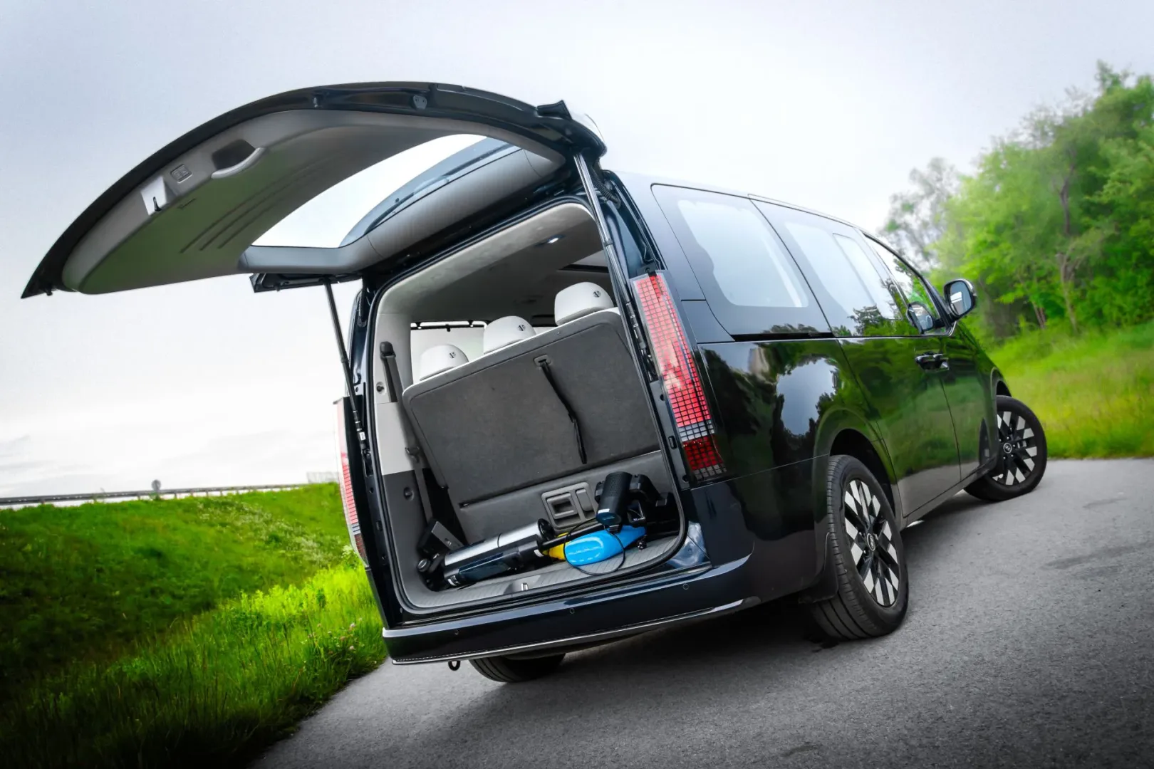 Test Hyundai Staria 1.6. Czy Polacy kupią ten rodzinny van? Hyundai Staria 1.6 T-GDI HEV 2025. Fot.: Ernest Dragan / MenWorld.pl.