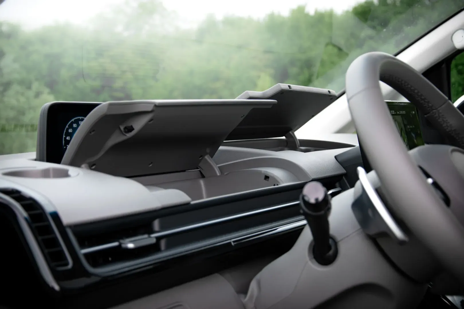 Test Hyundai Staria 1.6. Czy Polacy kupią ten rodzinny van? Hyundai Staria 1.6 T-GDI HEV 2025. Fot.: Ernest Dragan / MenWorld.pl.