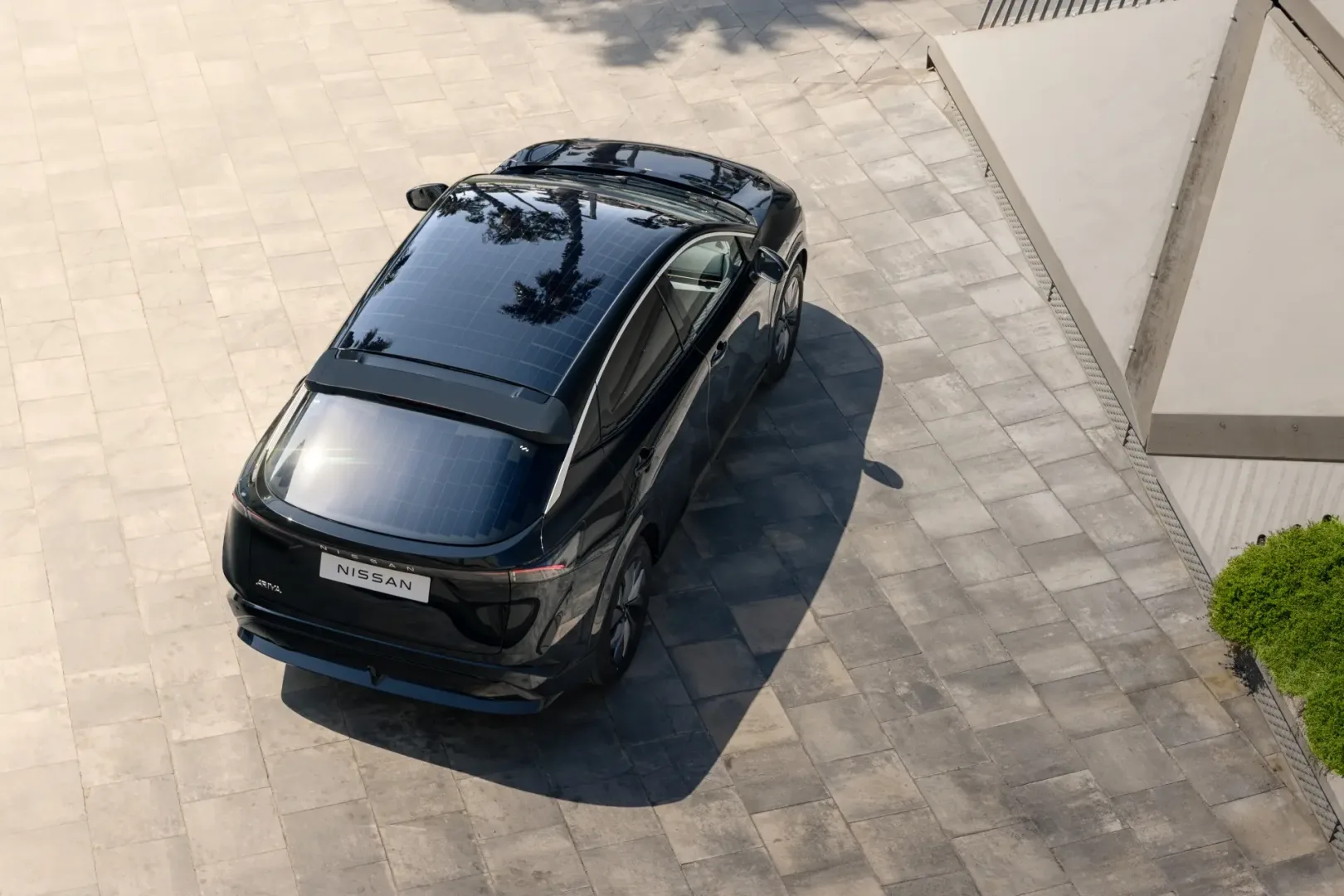 Nissan Ariya z panelami słonecznymi.