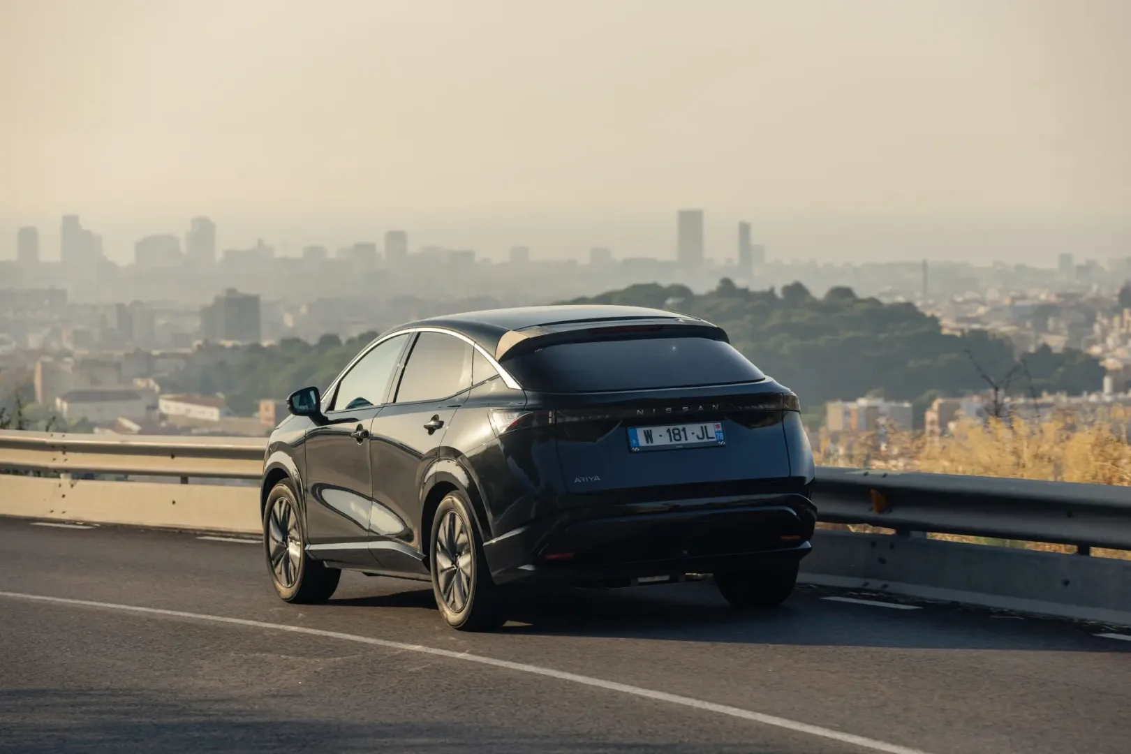 Nissan Ariya z panelami słonecznymi.