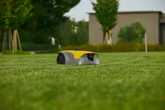 Nowoczesny robot koszący z AI - STIGA Vista.