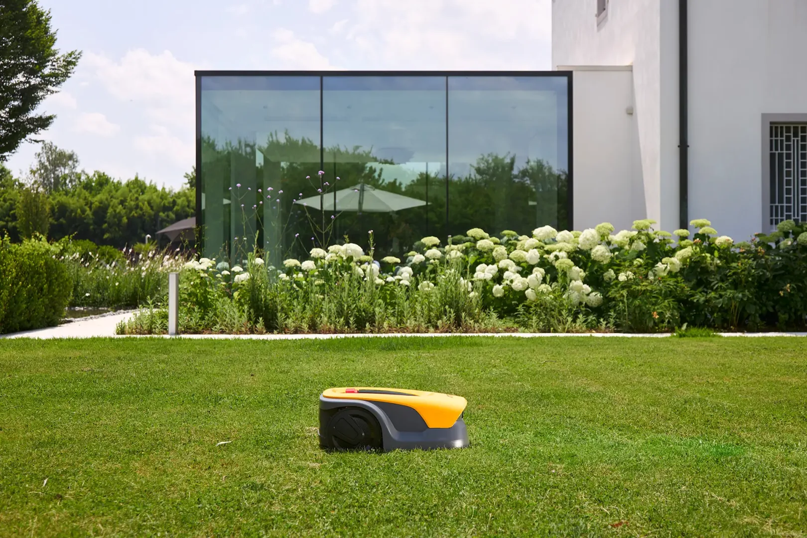 Nowoczesny robot koszący z AI - STIGA Vista.