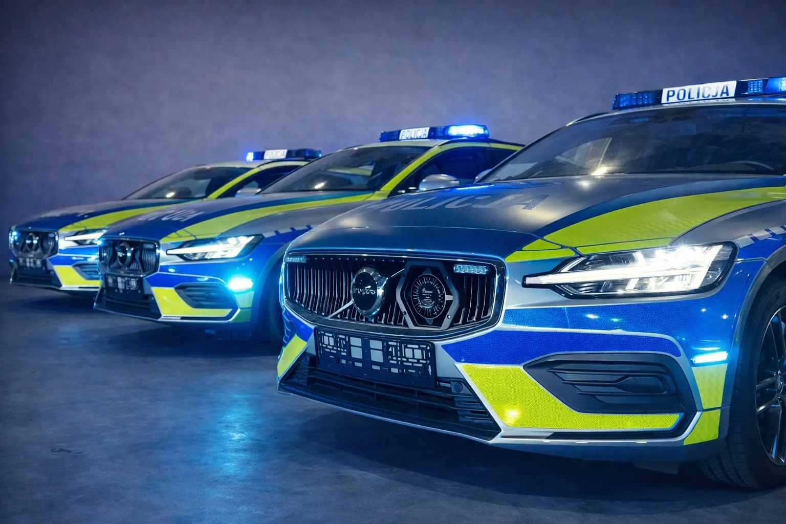 Polscy policjanci będą jeździć Volvo. Kto dostanie XC90? Nowe Volvo V60 dla polskiej policji.