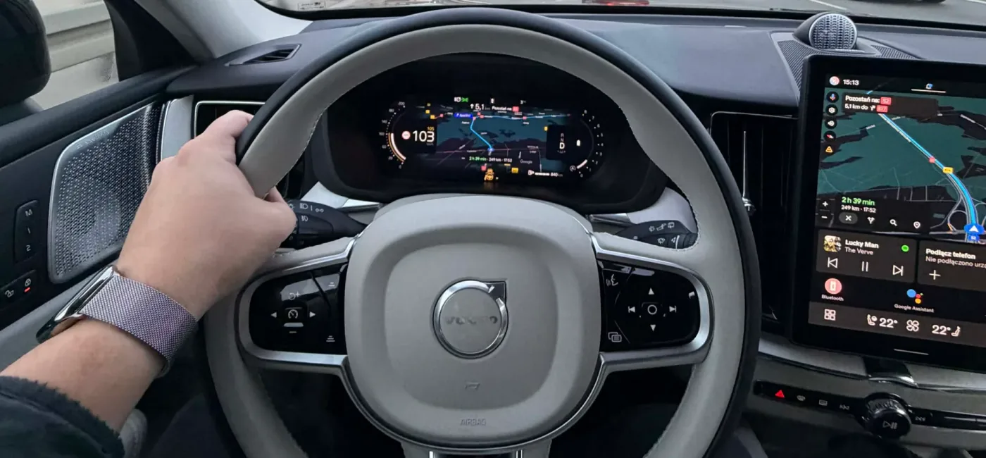 Aplikacja Mapy Google w samochodzie Volvo z Android Auto.