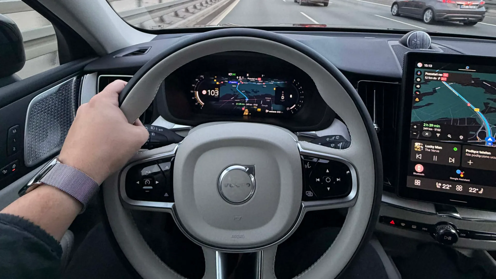 Aplikacja Mapy Google w samochodzie Volvo z Android Auto.