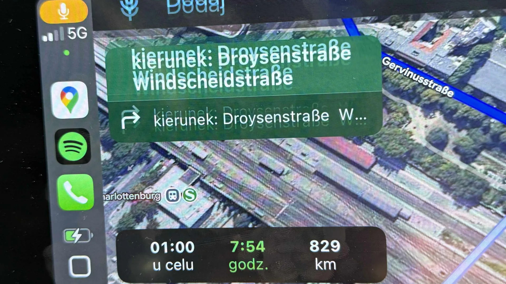 Google zmienia Mapy. Bez konta tracisz ważne funkcje Aplikacja Mapy Google w samochodzie z Apple CarPlay.