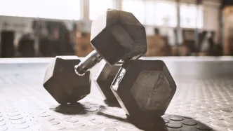 Hantle bitumiczne vs żeliwne – które wybrać do domowej siłowni?