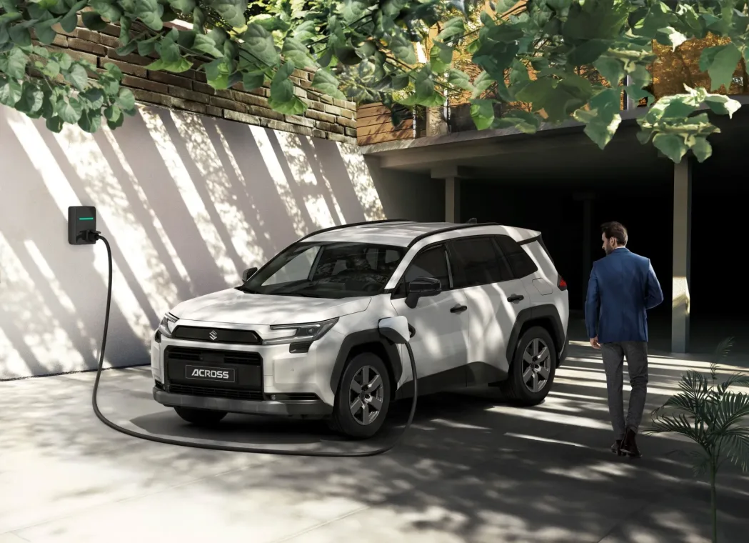 Nowy SUV Suzuki Across 2.5 PHEV.