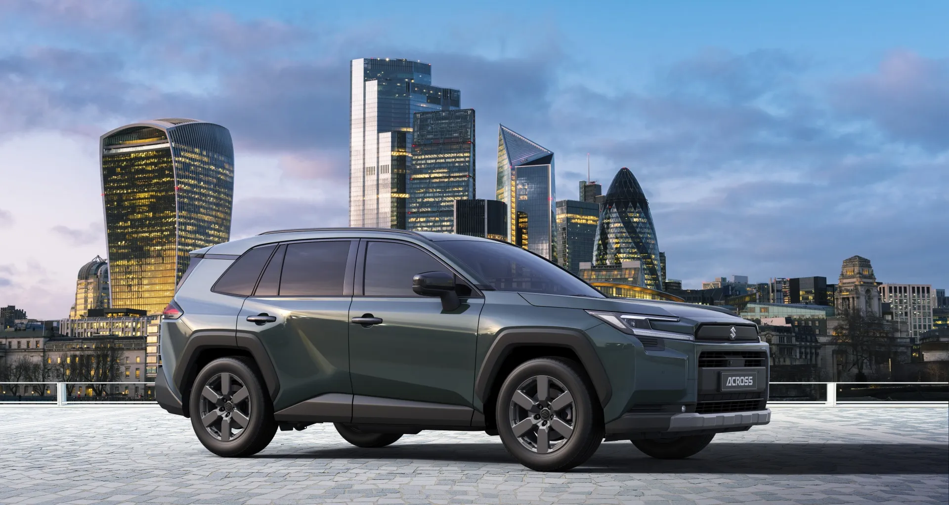 Nowy SUV Suzuki Across 2.5 PHEV.