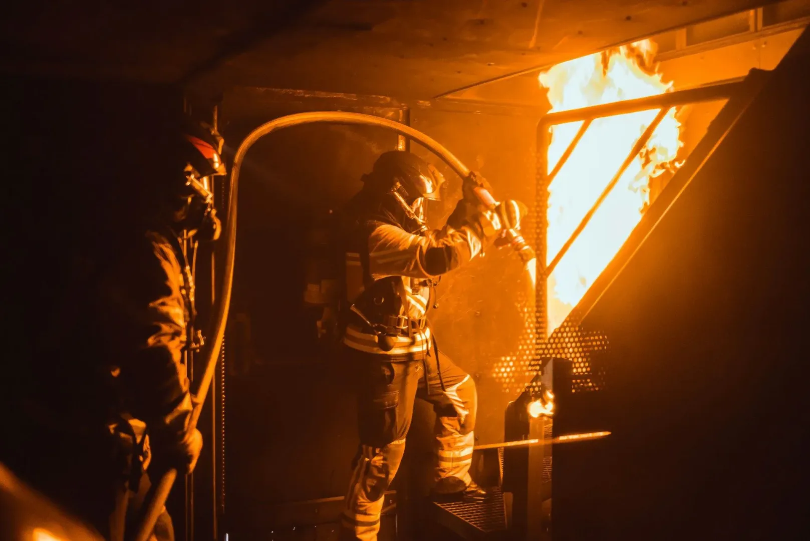 Strażacy po wygaszeniu pożaru sprawdzili, że winowajcą okazała się być ładowarka