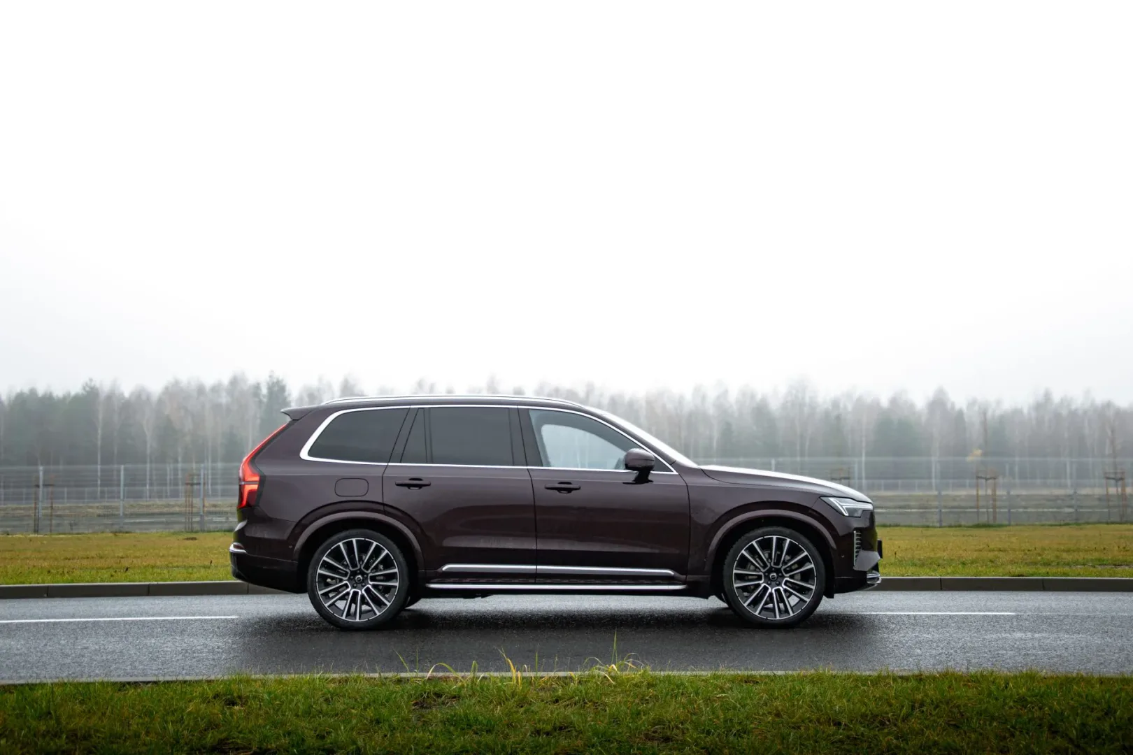 Volvo XC90 B5. SUV dla tych, którzy nie muszą nic udowadniać Volvo XC90 II 2.0 B5 Mild Hybrid 250 KM. Fot.: Ernest Dragan / MenWorld.pl.