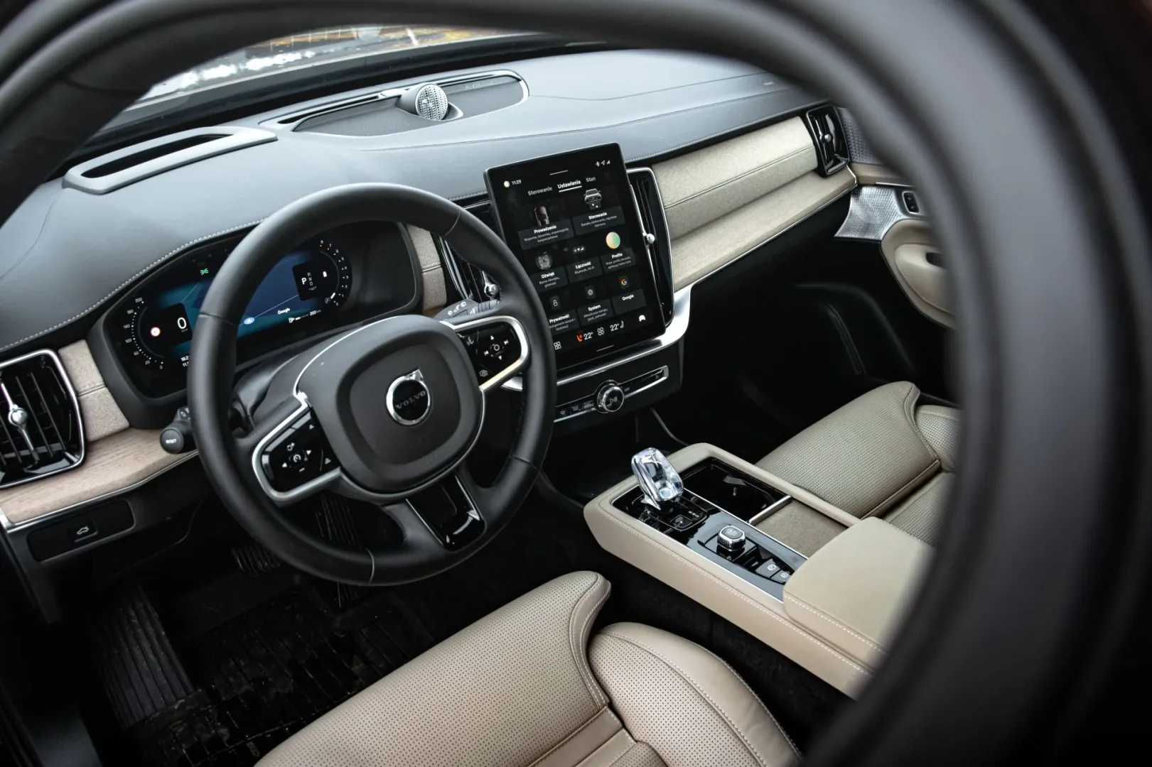 Volvo XC90 B5. SUV dla tych, którzy nie muszą nic udowadniać Volvo XC90 II 2.0 B5 Mild Hybrid 250 KM. Fot.: Ernest Dragan / MenWorld.pl.