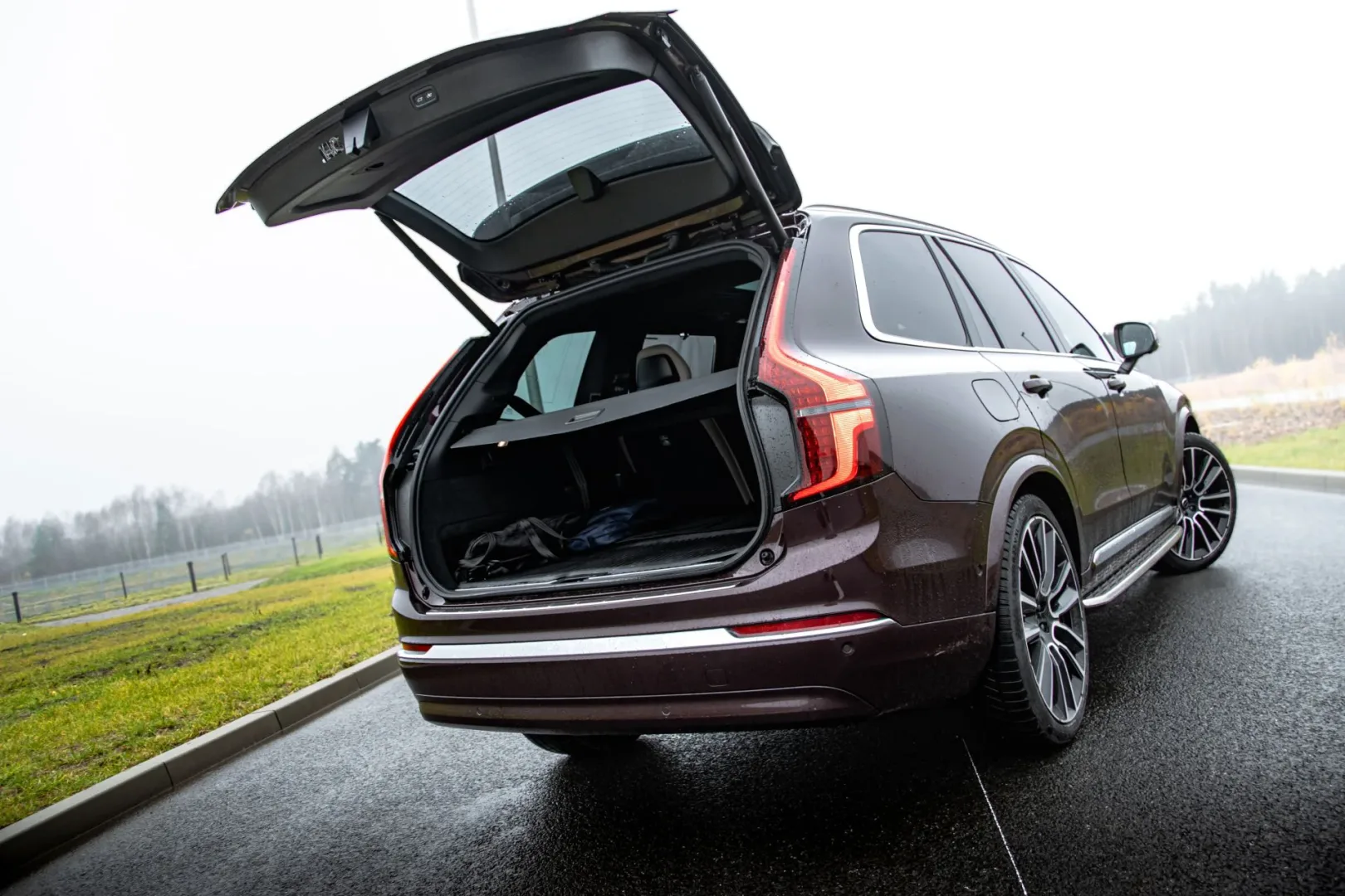 Volvo XC90 B5. SUV dla tych, którzy nie muszą nic udowadniać 2025 Volvo XC90 II 2.0 B5.