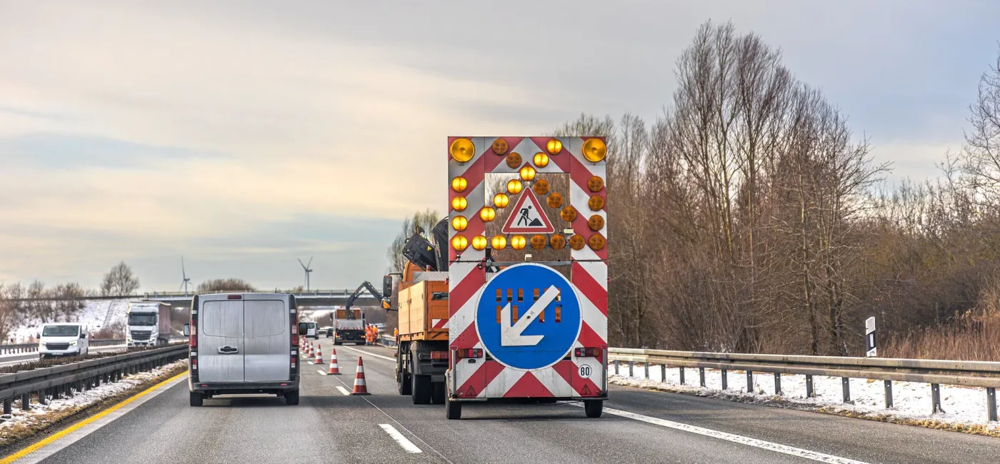 Dziury na drodze często pojawiają się po zimie.