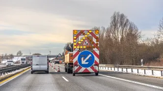 Dziury na drodze często pojawiają się po zimie.