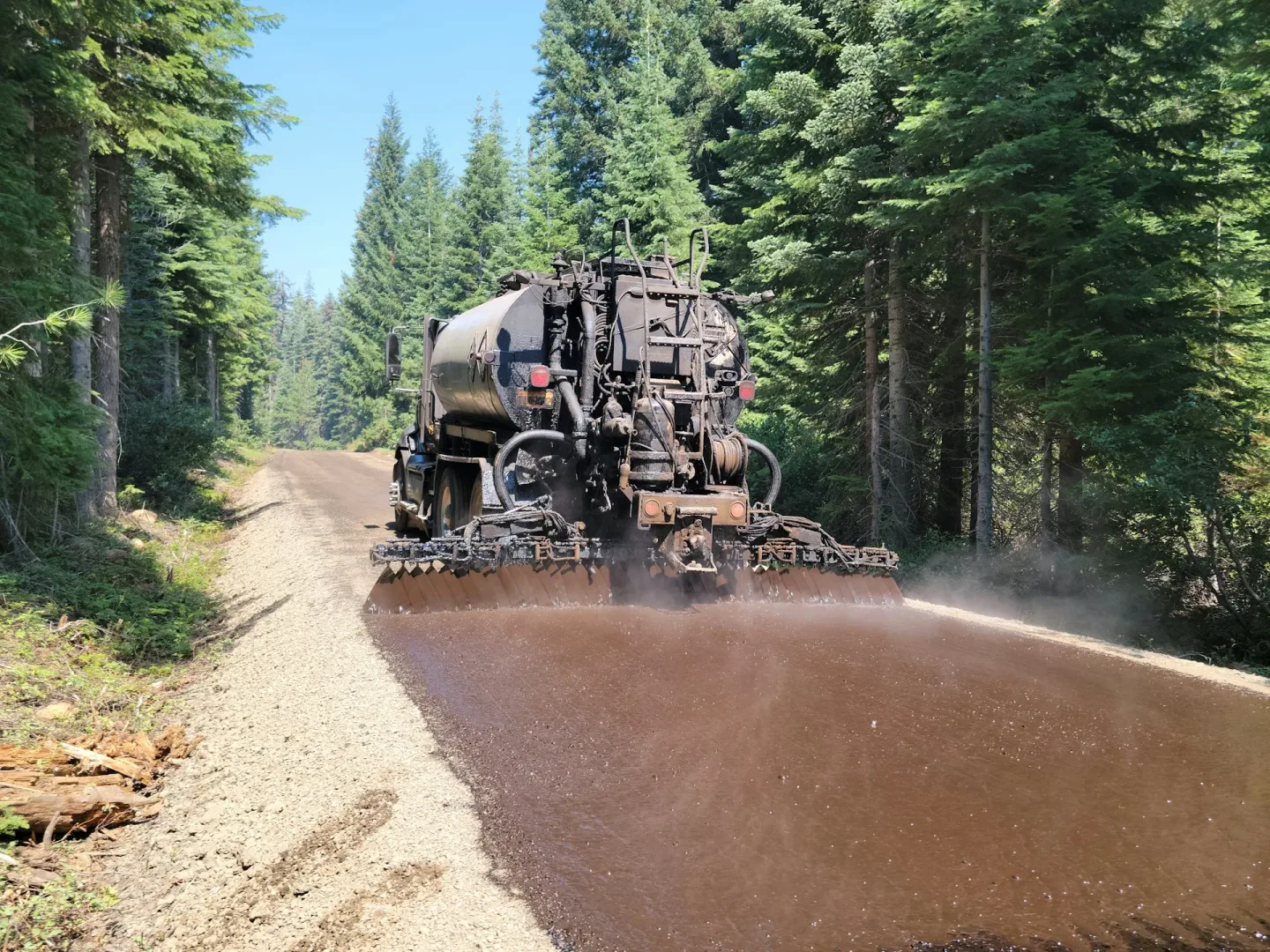 Dziury na drodze często pojawiają się po zimie.