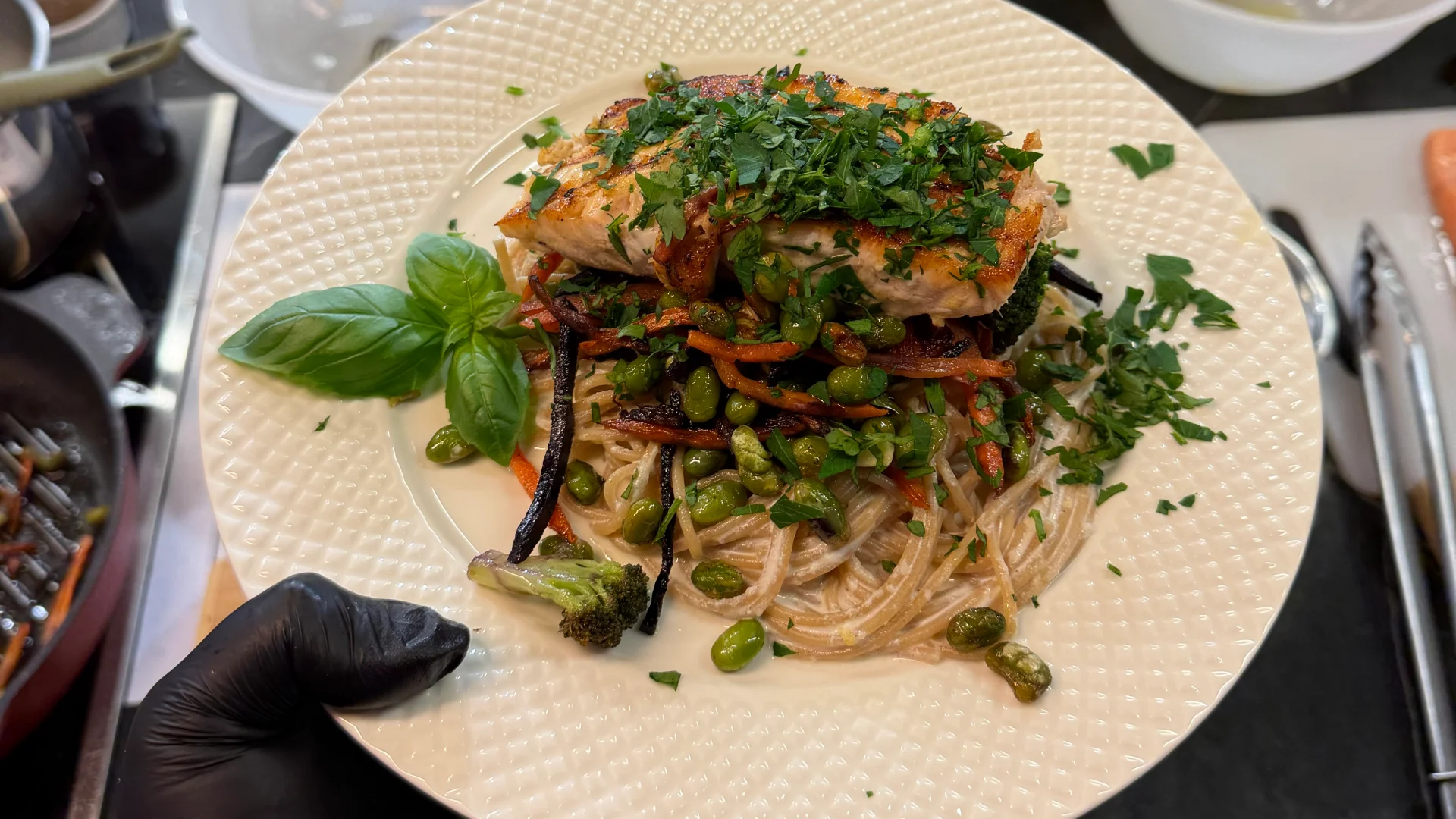 Jedzenie przestaje być obowiązkiem. Polacy wybierają inaczej Jedzenie to przyjemność, a nie obowiązek - raport Maczfit.