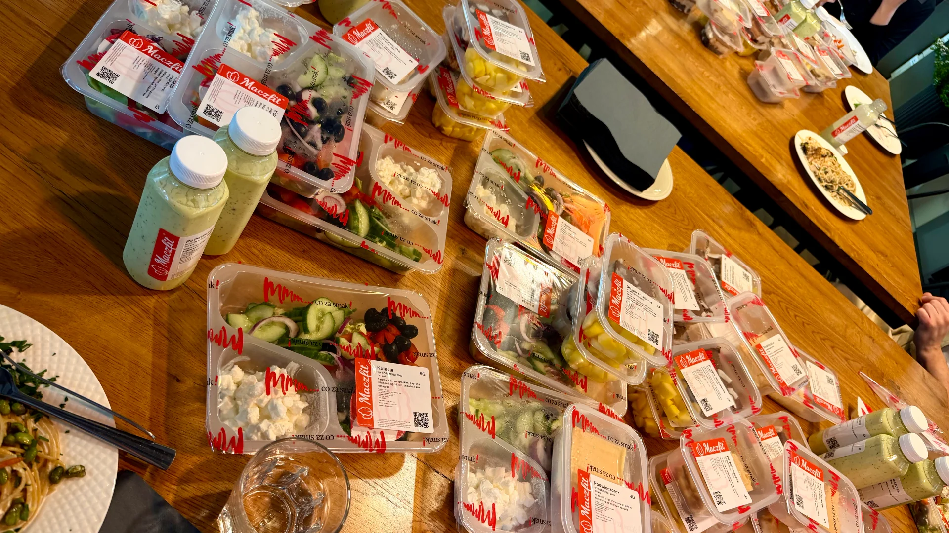 Jedzenie przestaje być obowiązkiem. Polacy wybierają inaczej Jedzenie to przyjemność, a nie obowiązek - raport Maczfit.