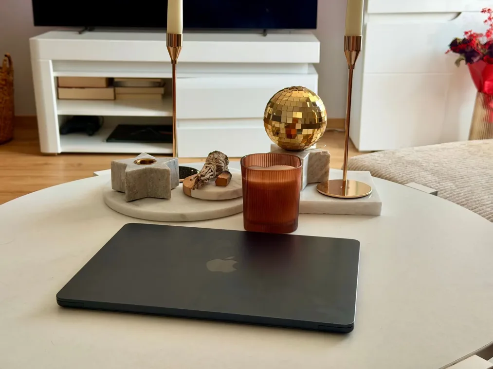 Najtańszy MacBook nadchodzi? Na zdjęciu MacBook Air M2.