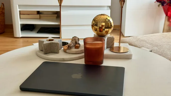 Najtańszy MacBook nadchodzi? Na zdjęciu MacBook Air M2.