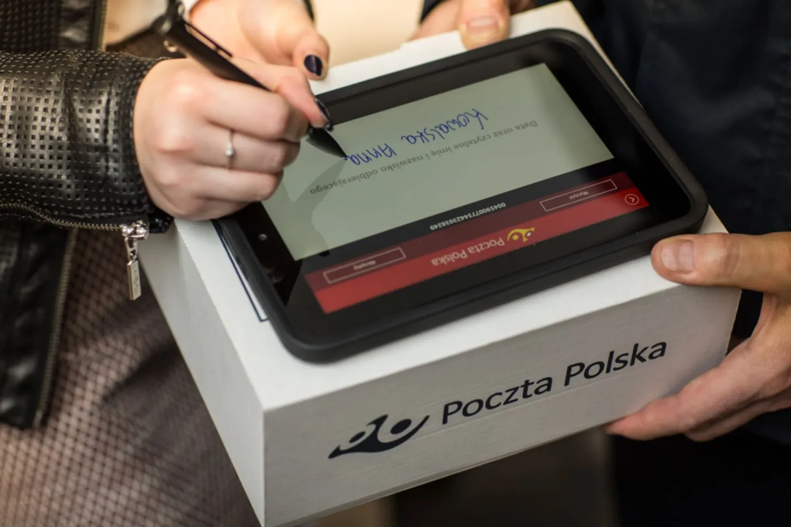 Poczta Polska wyda 100 mln zł! Największa taka inwestycja Podpisywanie dokumentu odbioru przesyłki.