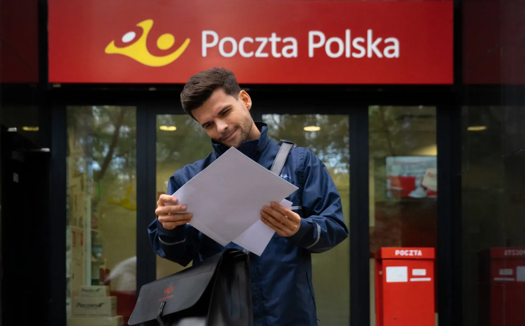 Poczta Polska wyda 100 mln zł! Największa taka inwestycja Poczta Polska - listonosz przed placówką.