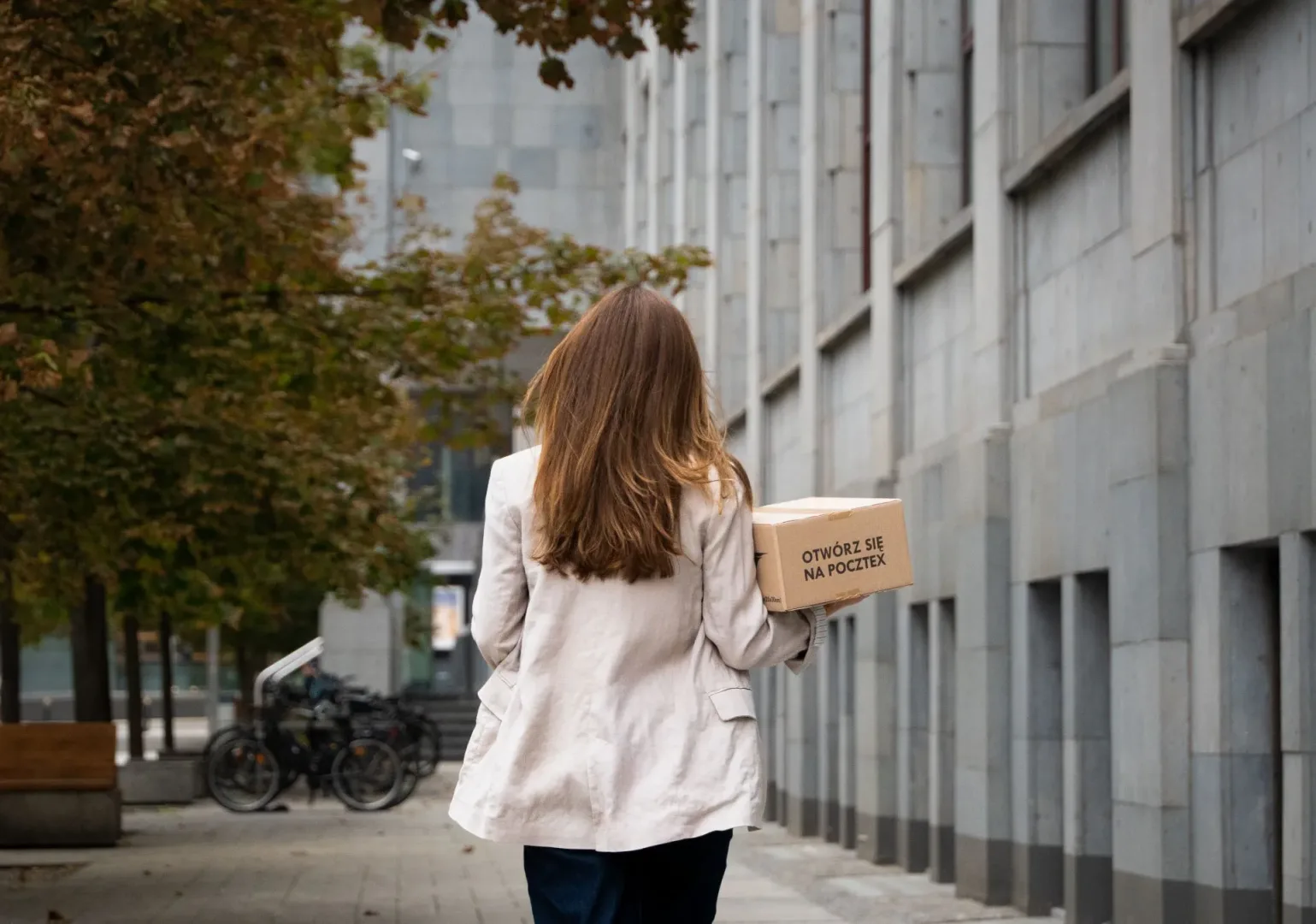 Poczta Polska wyda 100 mln zł! Największa taka inwestycja Kobieta z paczką Pocztex.