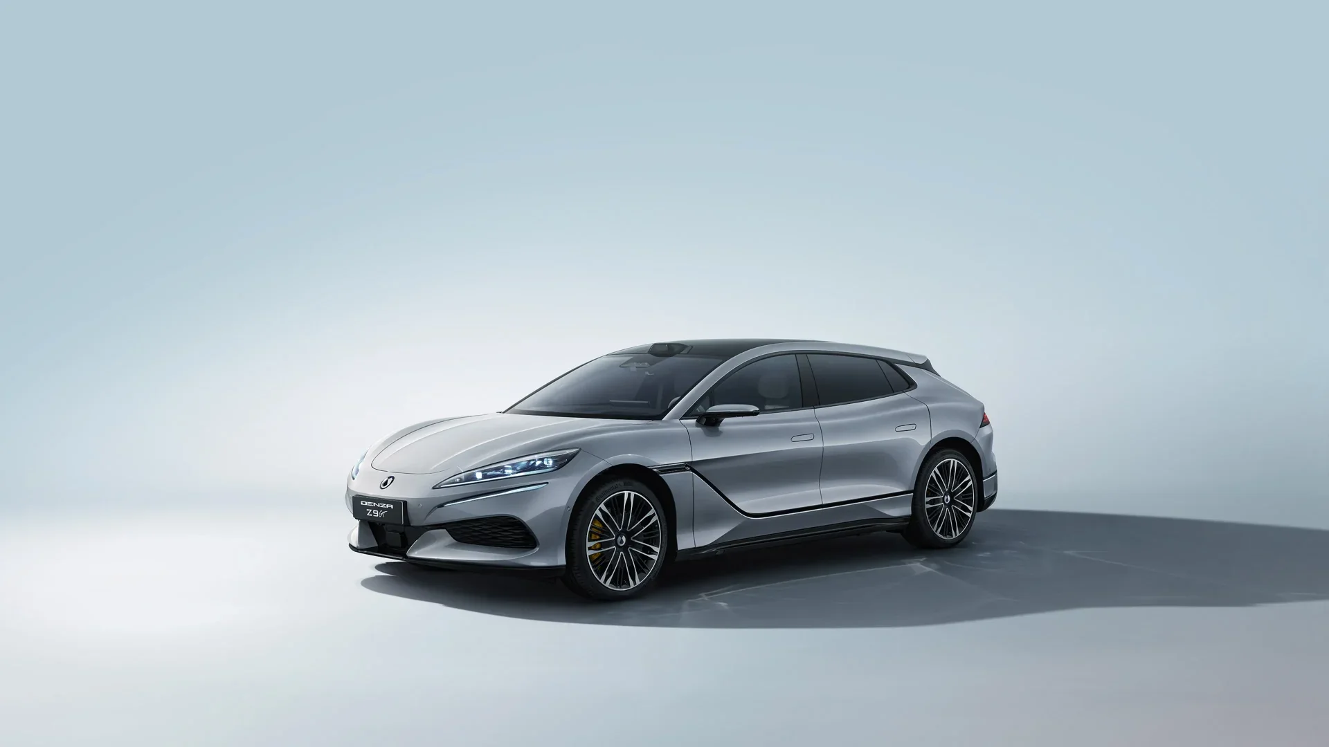 Daniel Craig twarzą marki DENZA. Na zdjęciu model Z9GT.