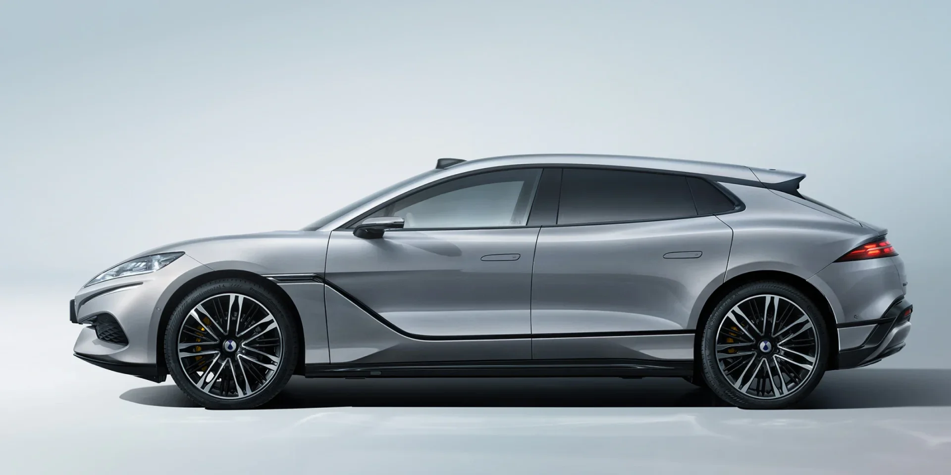 Daniel Craig twarzą marki DENZA. Na zdjęciu model Z9GT.