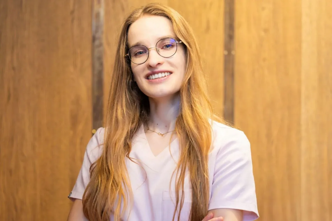 Technologia zmienia podejście do mycia zębów. Na zdjęciu Anna Kurek - lekarz dentysta.