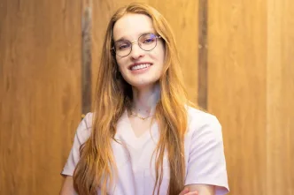 Technologia zmienia podejście do mycia zębów. Na zdjęciu Anna Kurek - lekarz dentysta.