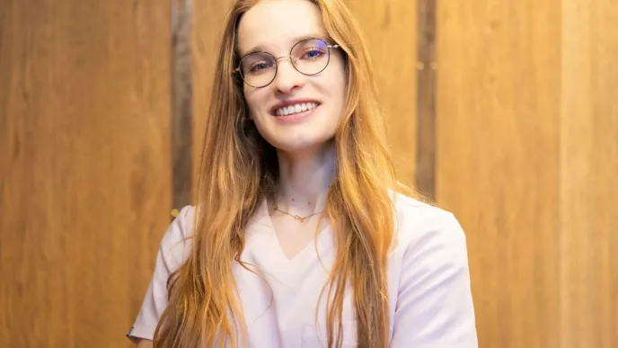 Technologia zmienia podejście do mycia zębów. Na zdjęciu Anna Kurek - lekarz dentysta.