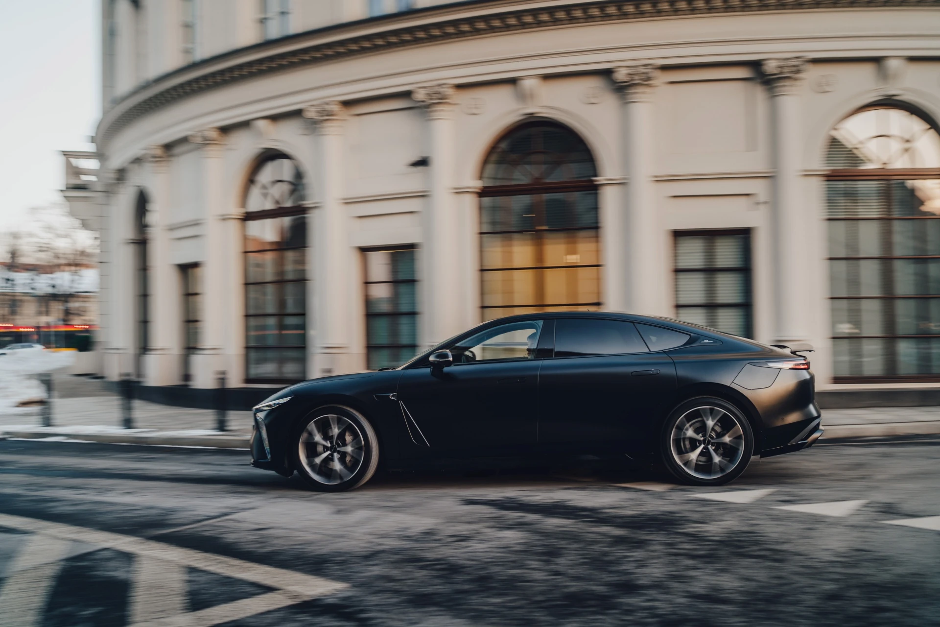 Exlantix ES - samochód elektryczny.