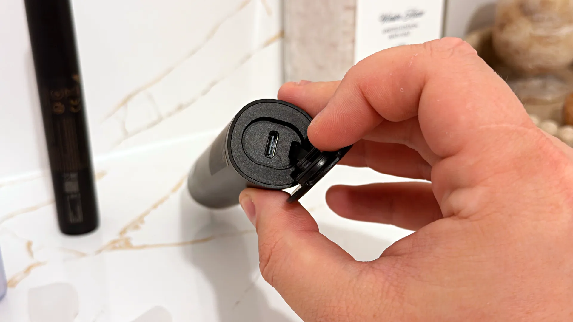 MOVA Fresh 20 Sensus ma kamerę. Pokaże czy źle myjesz zęby Port USB w szczoteczce MOVA Fresh 20 Sensus.