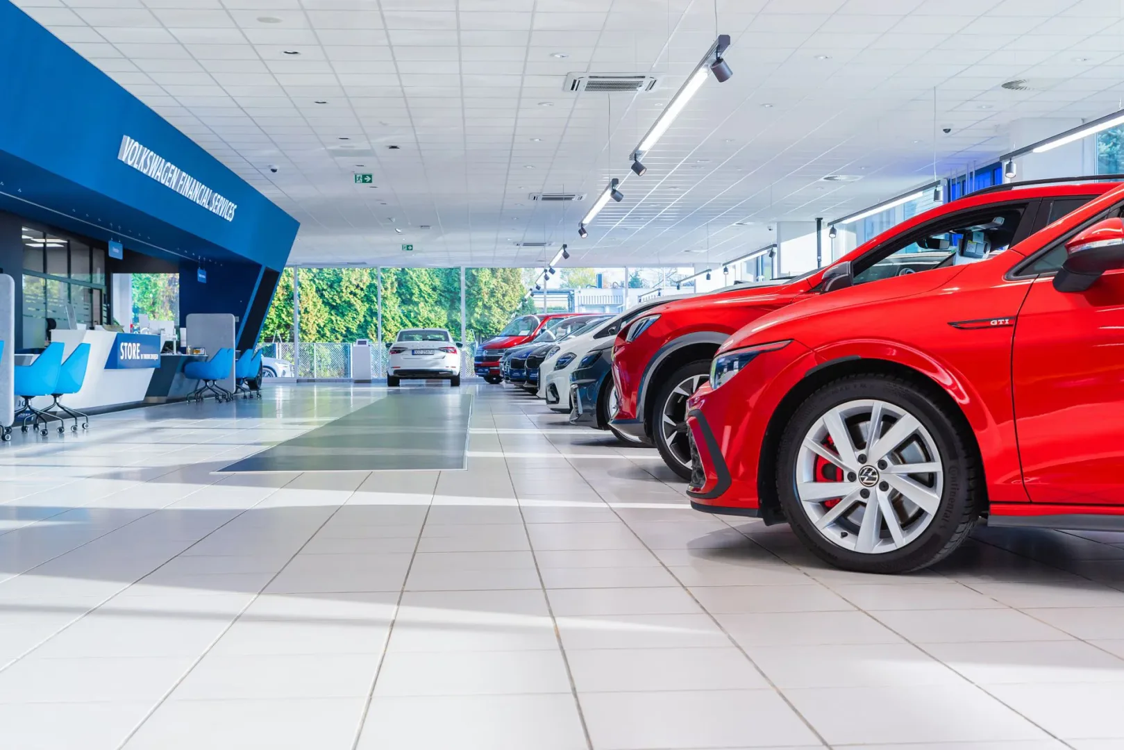 Kupujemy używane auto inaczej niż kiedyś. Dane to pokazują Polacy chcą, by używane auto było pewnym i prostym zakupem. VW FS STORE ma nam w tym pomóc.