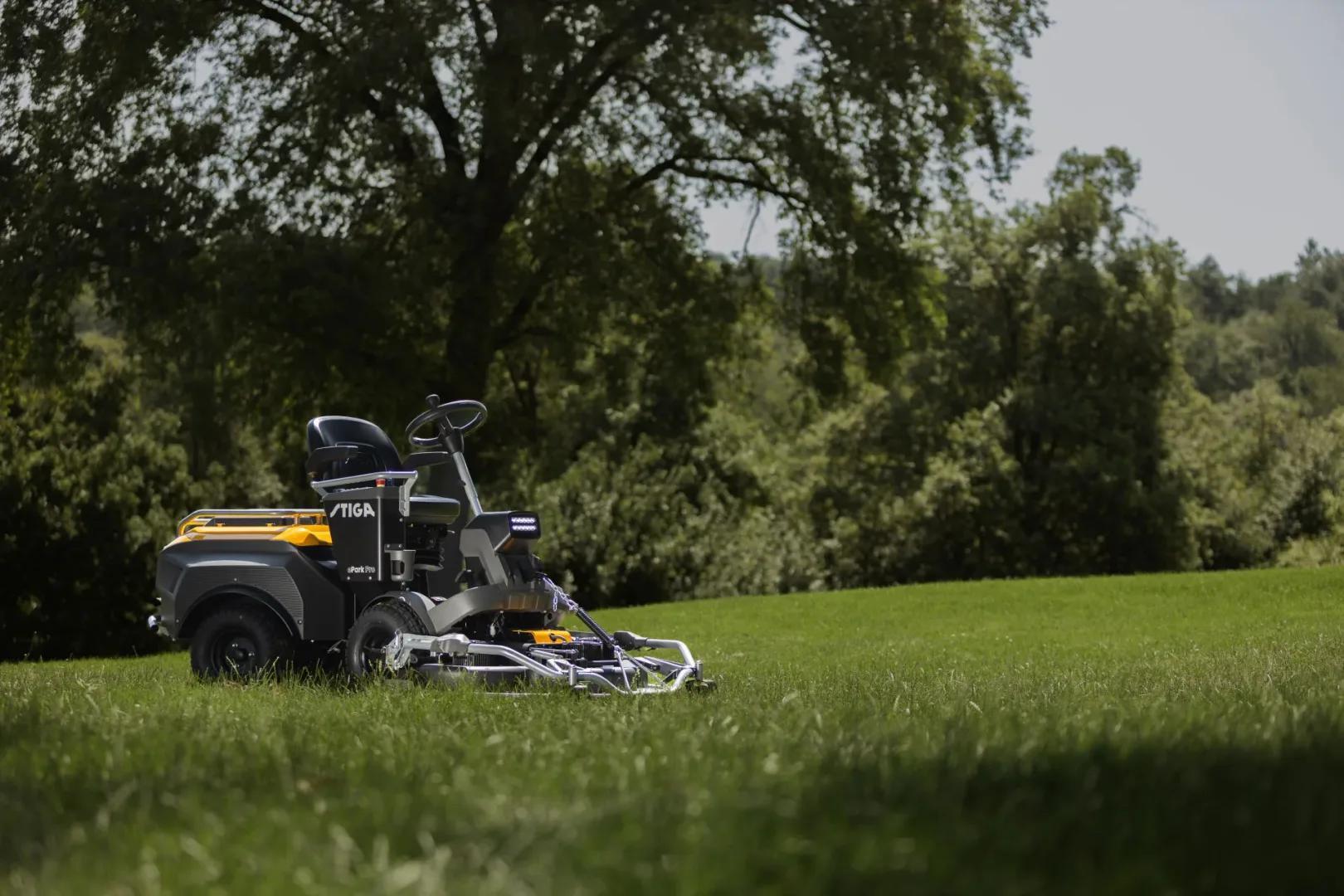 Stiga ePark Pro to elektryczny traktor ogrodowy. Ma to sens? Stiga ePark Pro