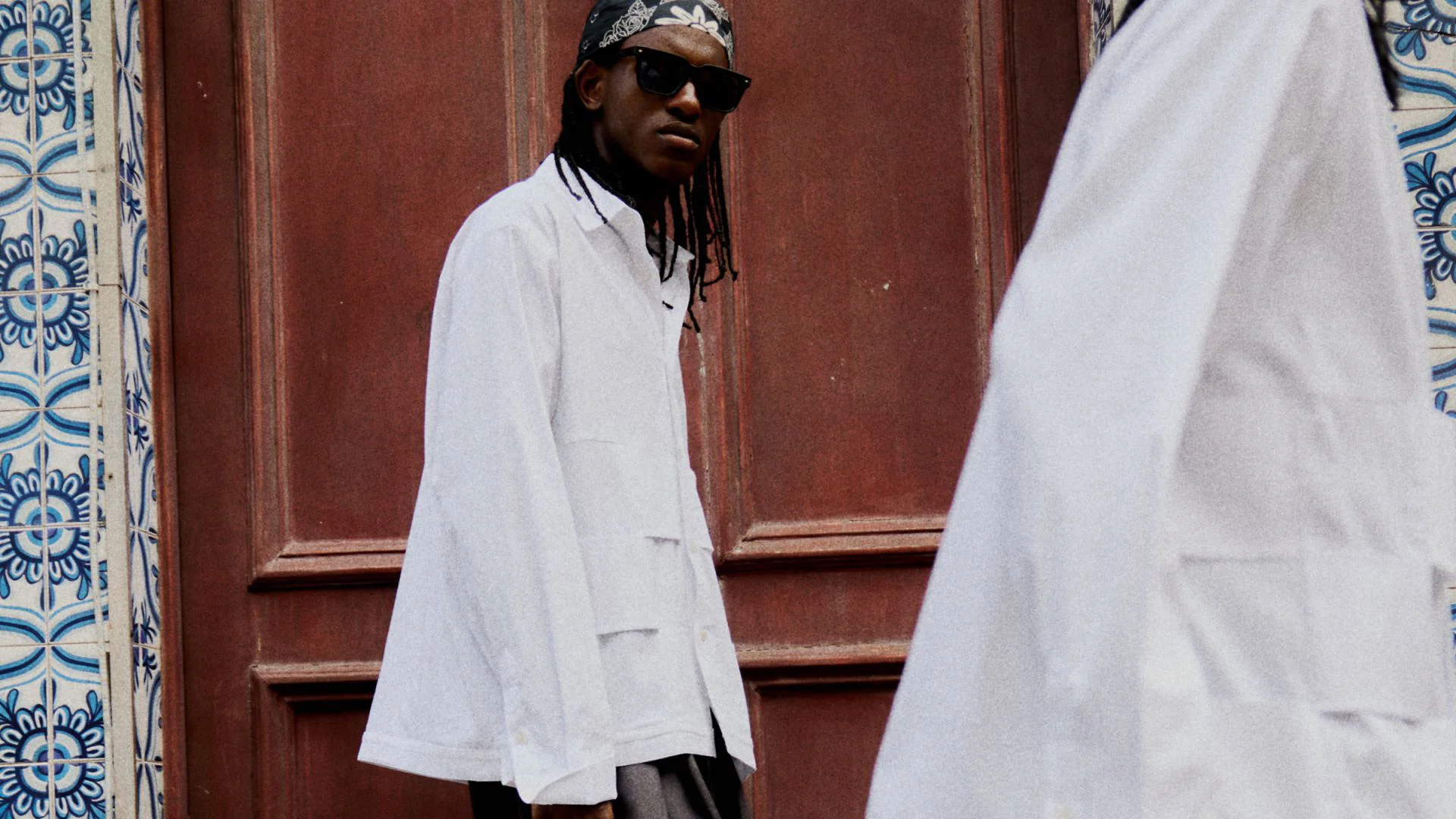 Bershka redefiniuje męski luz na nowo. Co to oznacza? BERSHKA Drop 08 z linii MENSWEAR