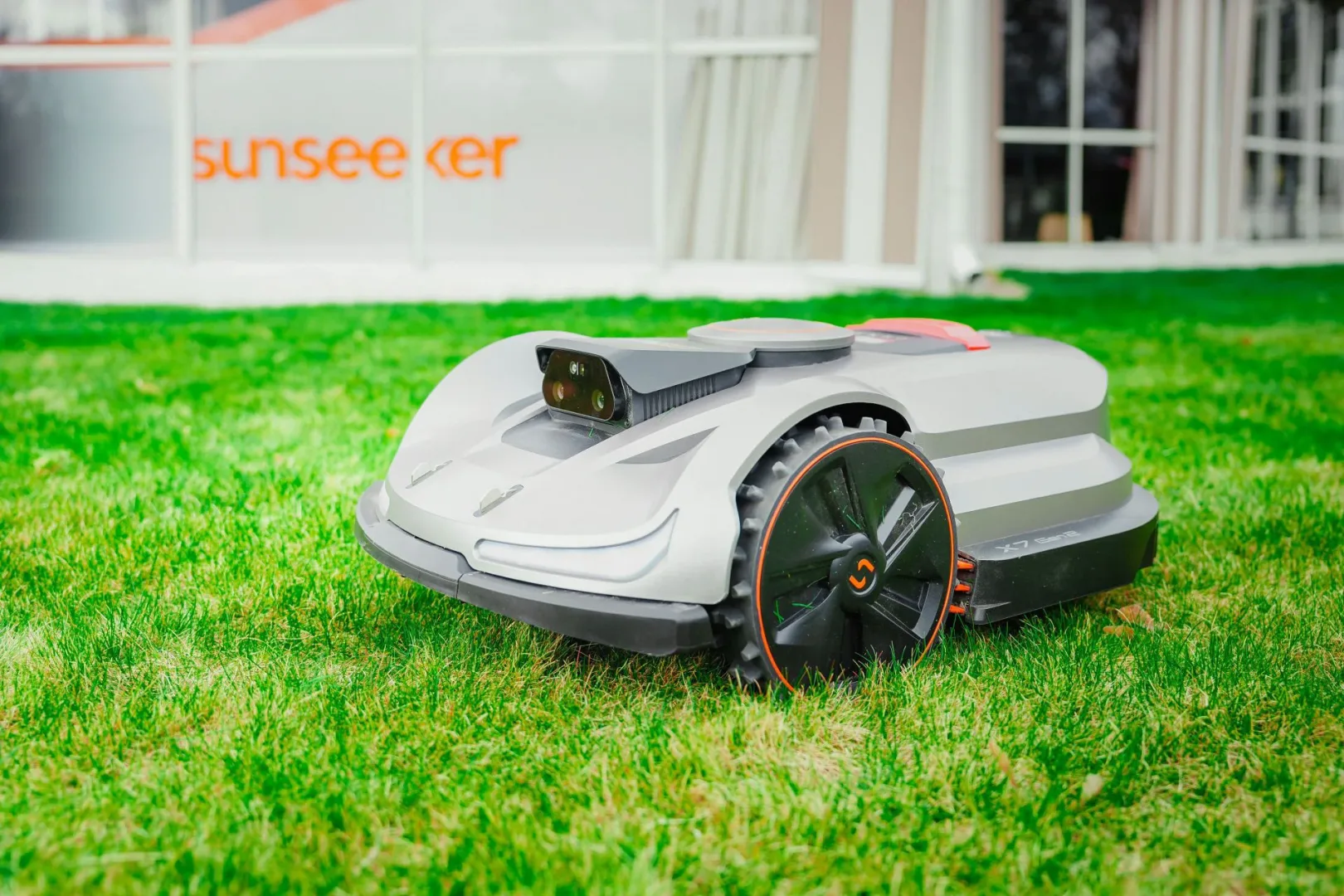 Prezentacja robotów koszących. Na zdjęciu Sunseeker Elite X7 Gen2.